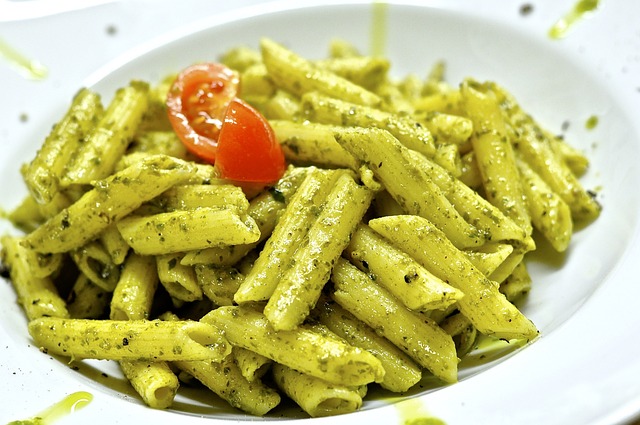 Penne Rigate com Pesto Alla Genovese e Tomates-Cereja: Frescor e Sabor da Itália em Um Só Prato